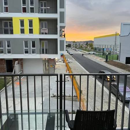 Bratti's Near Center And Mother Teresa Airport *