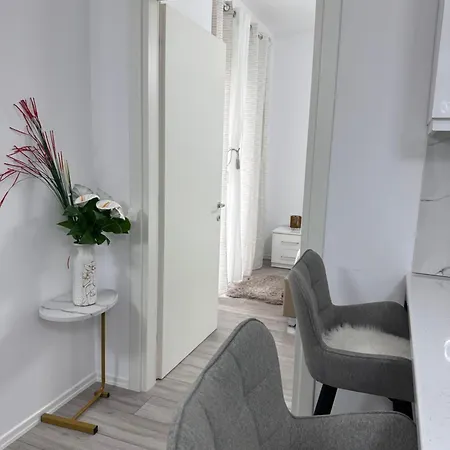 Apartment Bratti's Near Center And Mother Teresa Airport