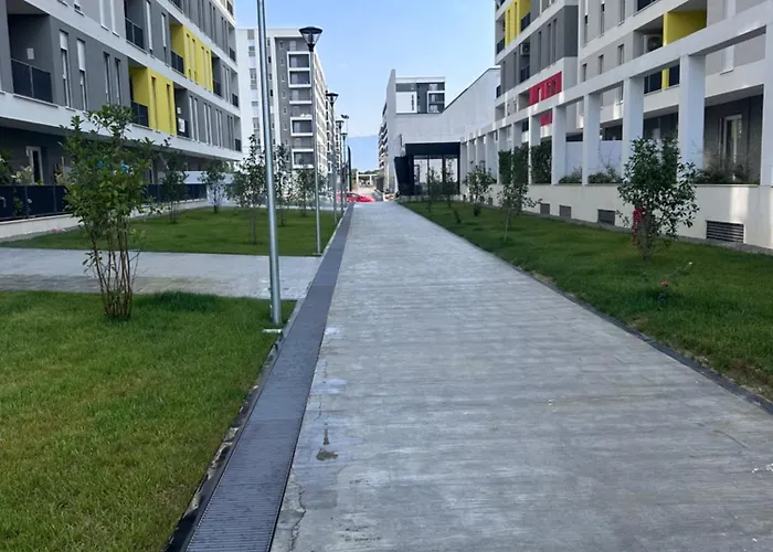 Bratti's Near Center And Mother Teresa Airport Apartment