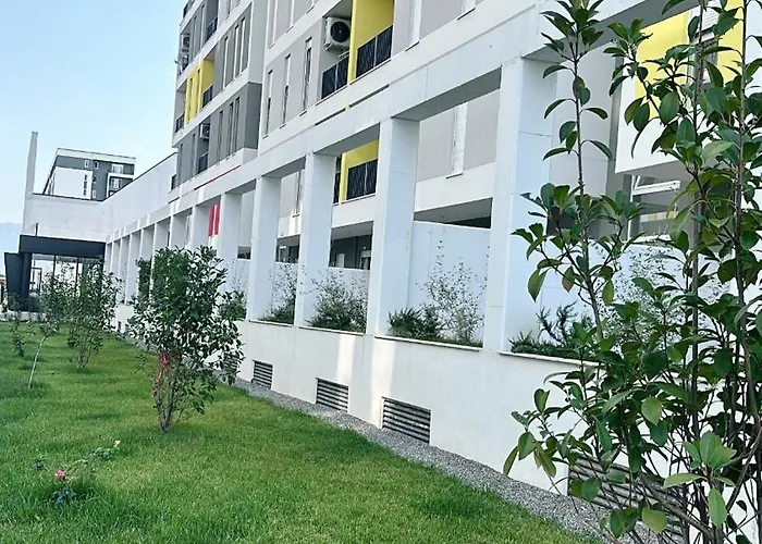 Bratti's Near Center And Mother Teresa Airport *